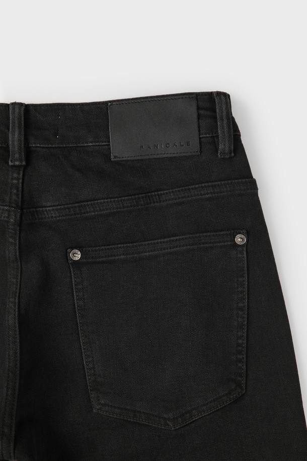 블랙 베이직 데님 팬츠 M-GJEAN66은 데일리 및 캐주얼 스타일에 적합한 남성용 데님 팬츠입니다. 사계절 내내 활용 가능하며, 부드러운 촉감의 면, 폴리에스터, 비스코스, 스판 혼방 소재로 제작되었습니다. 슬림핏 또는 레귤러핏으로 출시되어 편안한 착용감을 선사하며, 무지 디자인에 5포켓, 메탈 버튼, 리벳 장식으로 포인트를 더했습니다. "동네 마실룩"이나 "쇼핑룩"에 잘 어울리는 캐주얼, 미니멀, 클래식 스타일의 팬츠입니다.
