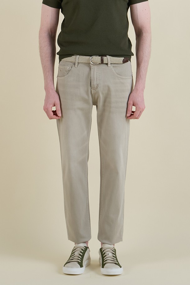 베이지 라이트워시 데님 진 M-QJEAN08은 남성용 데님 진으로, 부드러운 촉감과 유연성을 자랑합니다. 캐주얼하고 베이직한 스타일을 연출하며, 봄, 여름, 가을, 겨울 사계절 모두 착용 가능합니다. 은은한 라이트 워싱과 5포켓 디자인으로 포인트를 더했고, 레귤러 슬림핏으로 편안하면서도 세련된 핏을 선사합니다. 면, 리오셀, 폴리에스테르, 스판 혼방 소재로 제작되어 신축성이 뛰어나 활동성이 좋습니다. 데이트룩, 카페룩, 캐주얼, 미니멀, 클래식 등 다양한 스타일에 활용할 수 있습니다.
