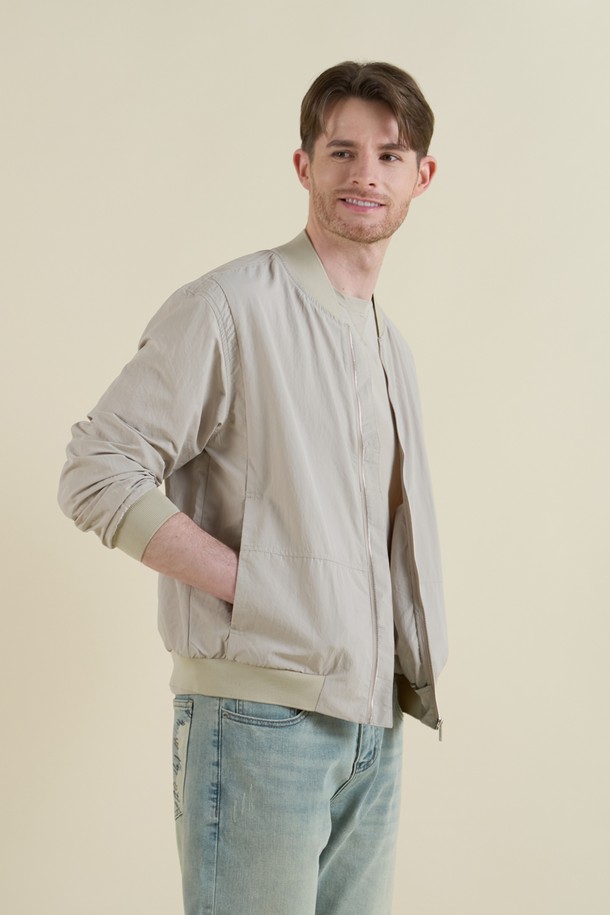 가볍고 부드러운 폴리에스터 소재의 라이트웨이트 블루종 점퍼입니다. 베이지 색상으로 어떤 옷에도 잘 어울리며, 간절기부터 겨울까지 활용 가능한 실용적인 아이템입니다. 베이직한 디자인에 베이스볼 카라, 측면 포켓, 골지 마감 디테일이 더해져 편안하면서도 스타일리시한 연출이 가능합니다.
