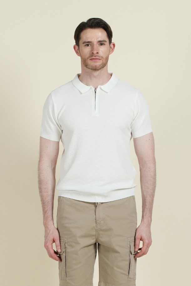 **반소매 집업 폴로 니트 M-QNIT10**

베이직하고 클래식한 스타일의 남성 반소매 집업 폴로 니트입니다. 가볍고 신축성이 좋은 비스코스, 폴리에스터 혼방 소재로 제작되어 여름과 간절기에 착용하기 좋습니다. 슬림핏으로 디자인되었으며, 부드러운 촉감과 골지 패턴이 특징입니다. 데이트룩, 비즈니스 캐주얼 등 다양한 TPO에 활용 가능하며, 단독 또는 이너 니트로도 활용할 수 있습니다. 카키, 베이지, 아이보리 세 가지 색상으로 출시되었습니다.
