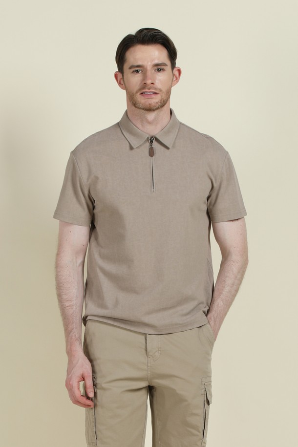 베이직하고 캐주얼한 스타일의 남성용 반집업 폴로 티셔츠 M-QTEE19입니다. 부드러운 촉감의 면, 폴리에스터, 스판 혼방 소재로 제작되어 여름과 간절기에 시원하고 편안하게 착용 가능합니다. 클래식한 카라 디자인과 뒷면 로고 프린팅이 돋보이며, 레귤러핏으로 제작되어 어떤 스타일에도 잘 어울립니다. 데이트룩, 카페룩 등 다양한 TPO에 활용할 수 있으며, 신축성이 좋아 활동성이 뛰어나고 몸에 달라붙지 않아 쾌적한 착용감을 선사합니다.
