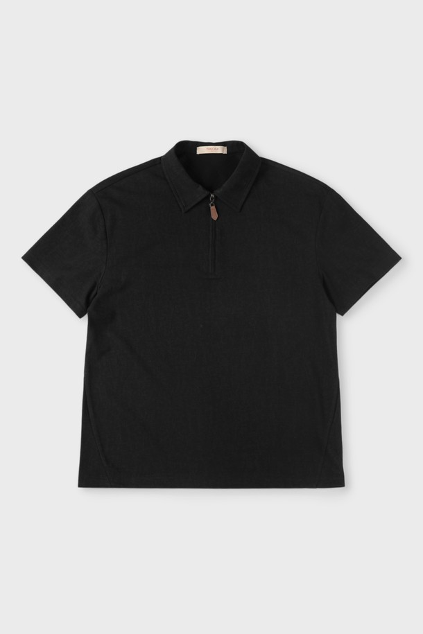 "엠-큐티이19" 반집업 폴로 티셔츠는 베이지, 블루, 화이트, 카키, 차콜 5가지 다채로운 색상으로 출시되어 있습니다. 면, 폴리에스터, 스판 혼방 소재로 제작되어 부드러운 촉감과 신축성을 자랑합니다. 클래식한 카라 디자인과 반집업 스타일로 세련된 분위기를 연출하며, 일상에서 데이트룩, 카페룩 등 다양한 TPO에 활용하기 좋습니다. 로고 프린트가 돋보이는 베이직한 디자인에 뒷면에도 로고를 넣어 포인트를 더했습니다. 레귤러핏으로 몸에 달라붙지 않아 편안하게 착용할 수 있습니다.
