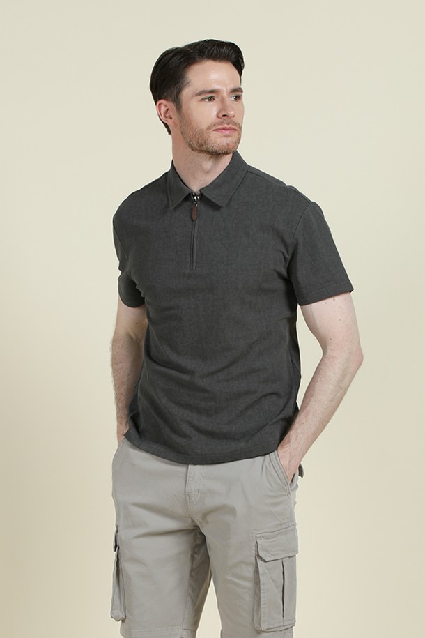 **반집업 폴로 티셔츠 M-QTEE19**

베이지, 블루, 화이트, 카키, 차콜 등 다채로운 컬러로 출시된 반집업 폴로 티셔츠입니다. 면, 폴리에스터, 스판 혼방 소재로 제작되어 부드러운 촉감과 편안한 착용감을 선사하며, 신축성 있는 소재로 활동성을 높였습니다. 레귤러핏에 반소매 디자인으로, 일상, 데이트, 동네 마실, 카페 등 다양한 TPO에 활용하기 좋습니다. 베이직하고 클래식한 스타일로, 미니멀, 캐주얼 룩을 즐겨 입는 분들께 추천합니다. 뒷면 로고 프린팅으로 포인트를 더했습니다.
