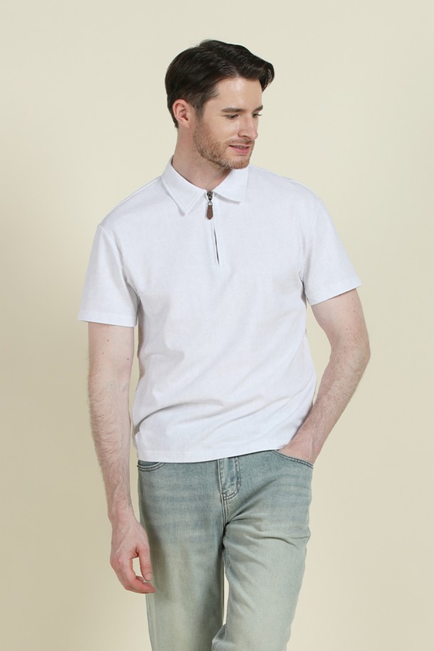 **반집업 폴로 티셔츠 M-QTEE19**는 남성용 반집업 폴로 티셔츠입니다. 베이지, 블루, 화이트, 카키 4가지 색상으로 출시되었으며, 데일리룩과 간절기, 여름철에 착용하기 좋습니다. 클래식하고 베이직한 스타일로, 레귤러 핏의 반소매 기장입니다. 면, 폴리에스터, 스판 혼방 소재로 제작되어 부드러운 촉감을 선사합니다. 클래식한 카라 디자인과 뒷면 로고 프린팅이 특징이며, 카페룩, 여행룩, 미니멀, 캐주얼 스타일을 연출하기에 적합합니다.
