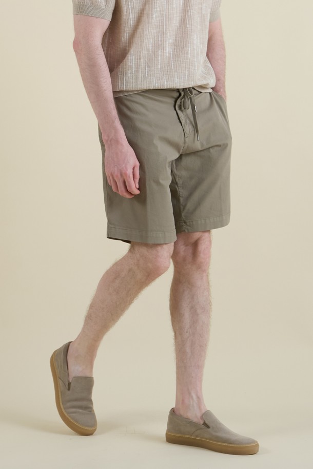 부드러운 면과 엘라스테인 혼방 소재의 남성용 드로우스트링 버뮤다 쇼츠입니다. 캐주얼한 무드의 베이직 디자인으로, 그레이와 카키브라운 두 가지 색상으로 출시되었습니다. 허리 부분 드로우스트링과 무릎 위 기장감, 앞뒤 포켓 디테일로 편안함과 실용성을 더했습니다.
