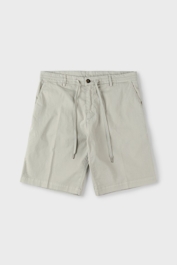 드로우스트링으로 편안하게 조절 가능한 그레이 컬러의 드로우스트링 버뮤다 쇼츠입니다. 면 97%와 엘라스테인 3% 혼방 소재로 제작되어 부드러운 촉감과 슬림핏, 레귤러핏 모두 연출 가능하며 캐주얼하고 베이직한 스타일을 완성합니다. 앞뒤 포켓 구성으로 실용성을 더했으며, 여름, 간절기, 겨울 데일리룩으로 활용하기 좋습니다.
