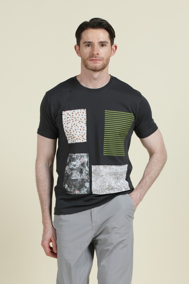 패치워크 코튼 티셔츠 F-QTEE03은 남성을 위한 캐주얼 스타일의 반소매 티셔츠입니다. 차콜과 화이트 두 가지 색상으로 제공되며, 부드러운 면 소재에 신축성을 더해 편안한 착용감을 선사합니다. 다채로운 패턴과 컬러의 패치워크 디자인과 단정한 라운드넥으로 제작되어 다양한 하의와 멋스럽게 매치할 수 있습니다.
