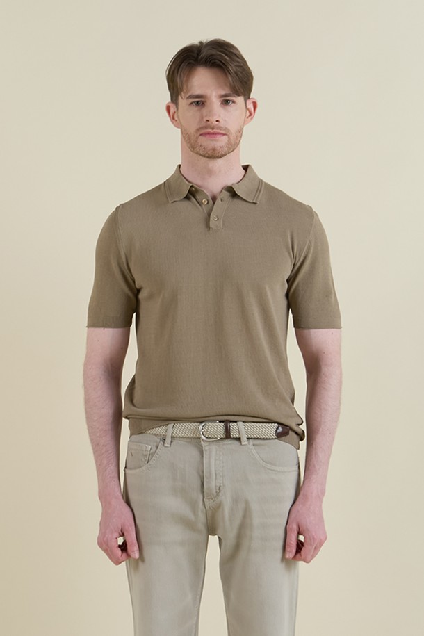 **헤링본 반소매 폴로 니트 F-QNIT01**은 부드러운 면 소재로 제작되어 편안한 착용감을 선사하며, 여름과 간절기에 활용하기 좋은 얇은 두께의 슬림핏 반소매 폴로 니트입니다. 네이비와 사비아 두 가지 색상으로 출시되었으며, 헤링본 패턴과 소매 및 밑단 시보리 & 데끼 마감 디테일이 클래식하면서도 캐주얼한 스타일을 연출합니다. 통기성이 뛰어나 단독으로 착용하거나 아우터 속 이너 니트로 활용하여 다양한 연출이 가능합니다.
