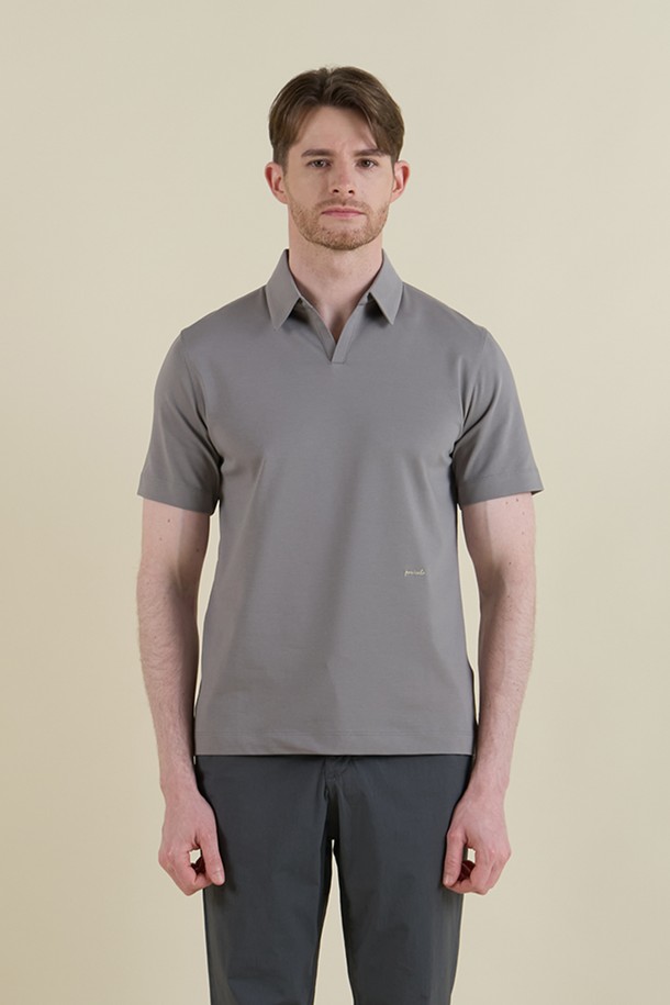 쿨에버 조니 칼라 폴로 셔츠 D-QTEE20는 남성용 폴로 셔츠로, 미니멀하고 베이직한 스타일을 추구합니다. 그레이 컬러에 반소매 기장과 레귤러핏, 슬림핏으로 폭넓은 핏을 제공하며, COOLEVER 기능성 원단과 흡습, 속건, 통기 기능을 갖춰 여름, 간절기, 겨울에도 쾌적하게 착용 가능합니다. 면, 폴리에스테르, 스판덱스 혼방 소재로 부드러운 촉감을 제공하며, 로고 자수 디테일이 특징입니다.
