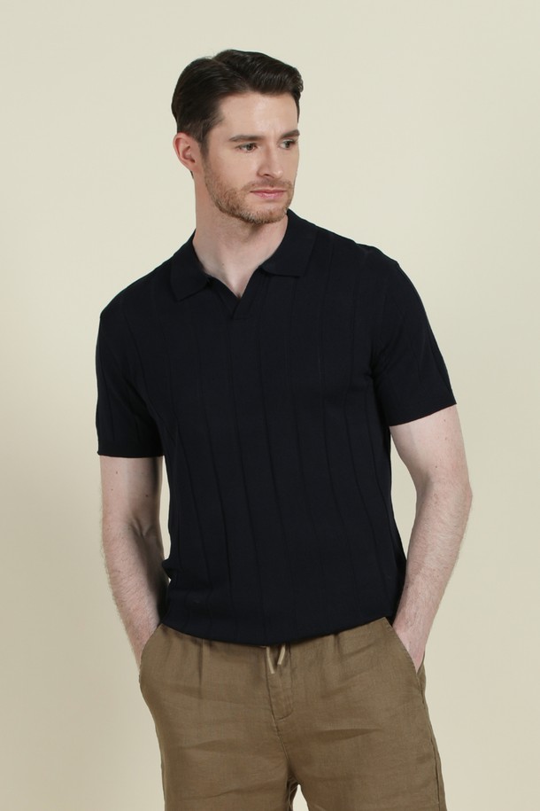 스트라이프 조니 칼라 폴로 니트 M-QNIT09는 여름, 간절기에 착용하기 좋은 남성용 반소매 니트입니다. 부드러운 촉감의 비스코스, 폴리에스터 혼방 소재로 제작되었으며, 슬림핏 디자인에 얇은 두께감으로 시원하게 착용 가능합니다. 베이직하고 캐주얼한 스타일로 데이트룩, 여행룩 등 다양한 TPO에 활용할 수 있으며, 스트라이프 패턴과 조니 칼라, 골지 마감 디테일이 특징입니다. 신축성이 뛰어나 편안하며, 버튼 없는 디자인으로 깔끔한 느낌을 줍니다. 화이트, 네이비 두 가지 컬러로 출시되었습니다.
