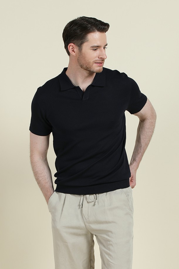 조니 칼라 폴로 니트 M-QNIT08은 미니멀하고 베이직한 스타일의 남성 여름 니트입니다. 부드러운 촉감의 비스코스, 폴리에스테르 혼방 소재로 제작되었으며, 슬림핏으로 시원하고 편안한 착용감을 선사합니다. 골지 패턴과 조니칼라 디자인이 특징이며, 반소매 기장으로 데이트룩, 카페룩 등 다양한 TPO에 활용할 수 있습니다. 버튼리스 디자인으로 깔끔하며, 단독 또는 아우터 이너로 활용 가능하여 활용도가 높습니다. 네이비, 블랙 두 가지 컬러로 출시되었습니다.
