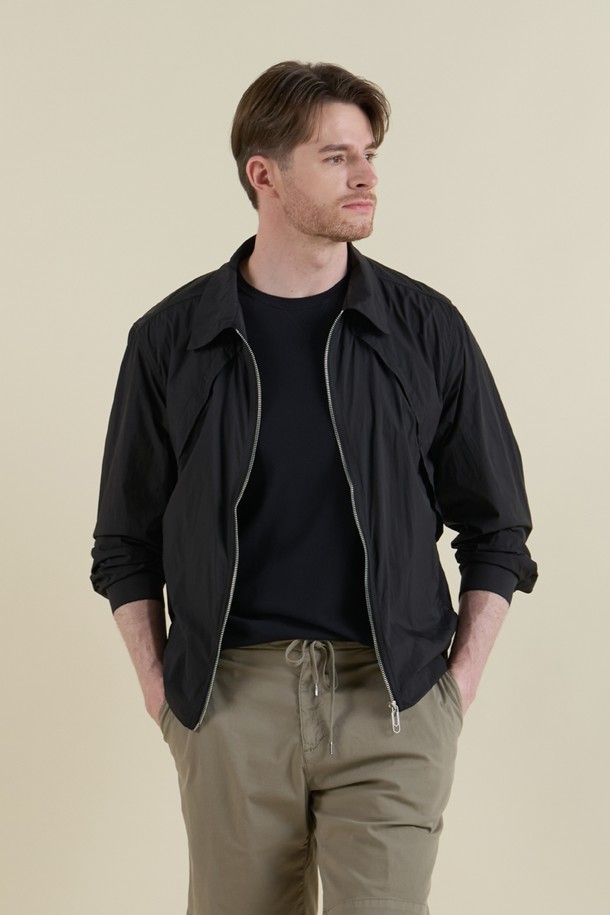 블랙 색상의 남성용 윈드브레이커 M-QCJP06는 봄, 가을 간절기에 적합한 슬림핏의 경량 아우터입니다. 나일론과 폴리에스테르 혼방 소재로 제작되어 부드러운 촉감과 함께 방풍 기능을 제공하며, 메쉬 소재 적용으로 통기성을 강화했습니다. 일상 및 스포츠 활동에 모두 활용 가능하며, 집업 스타일과 무지 디자인으로 미니멀하고 스포티한 매력을 연출합니다.
