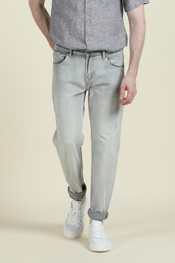 그레이 컬러의 라이트워시 데님 진 M-QJEAN07는 남성들을 위한 캐주얼 데님 팬츠입니다. 면, 폴리에스터, 스판덱스의 혼방으로 제작되어 부드러운 촉감과 뛰어난 착용감을 제공하며, 슬림핏과 레귤러핏으로 출시되어 다양한 스타일을 연출할 수 있습니다. 빈티지한 워싱과 디스트로이드 디테일, 5포켓 디자인이 특징이며, 스트레치 소재로 활동성을 높였습니다.
