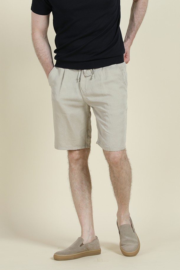 부드러운 텐셀과 리넨 혼방 소재로 제작된 남성 드로우스트링 쇼츠입니다. 카키와 그레이 두 가지 색상으로 만나볼 수 있으며, 허리 부분 드로우스트링과 슬림 또는 레귤러 핏으로 편안한 착용감을 제공합니다. 무릎 위 기장으로 시원하며, 뒷면 로고 자수와 뒷주머니 봉제 제거 가능한 디테일이 돋보이는 데일리 쇼츠입니다.
