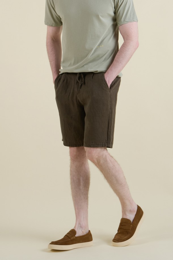 부드러운 린넨과 텐셀 혼방 소재로 제작된 남성 드로우스트링 쇼츠입니다. 카키 색상에 무지 디자인으로, 여름 및 간절기에 캐주얼하고 베이직한 스타일을 연출하기 좋습니다. 슬림핏, 레귤러핏, 릴렉스핏으로 편안함을 더했으며, 뒷면 로고 자수와 뒷주머니 봉제(제거 가능) 디테일이 특징입니다.
