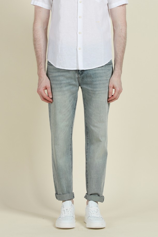 라이트블루 컬러의 남성용 데님 진으로, 캐주얼한 스타일을 연출하기에 좋습니다. 면, 폴리에스테르, 스판덱스의 혼방 소재로 제작되어 부드러운 촉감과 편안한 착용감을 제공하며, 은은한 워싱과 배색 자수 디테일이 돋보입니다. 레귤러핏과 스트레이트 핏으로 디자인되었으며, 5포켓 디자인과 간절기, 여름, 겨울 등 다양한 계절에 활용 가능한 실용적인 아이템입니다.
