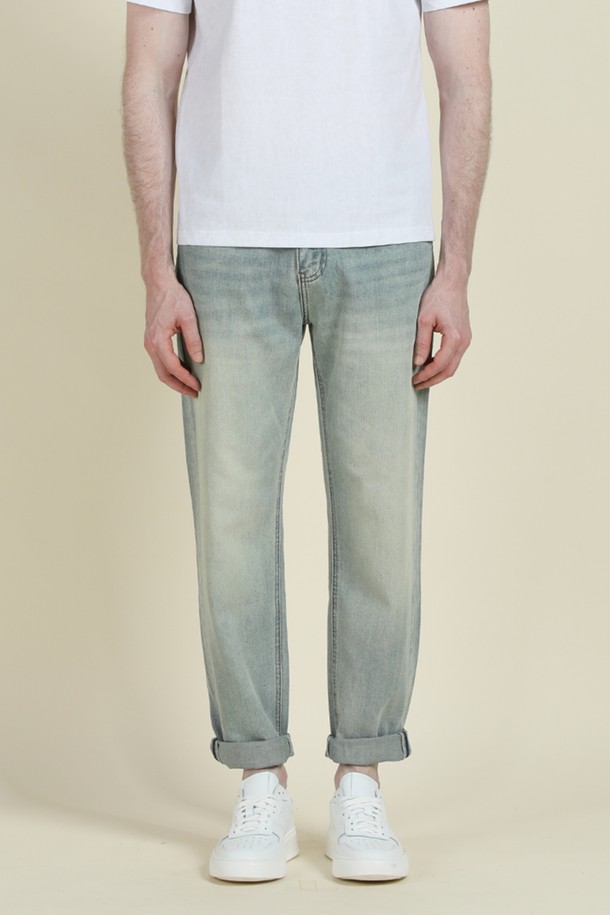 라이트블루 배색 스티치 데님 진 M-QJEAN10은 캐주얼, 미니멀, 클래식 스타일을 즐기는 남성을 위한 데님 진(진)입니다. 여름, 간절기, 겨울, 계절에 구애받지 않고 일상에서 편안하게 착용할 수 있습니다. 은은한 워싱과 포켓 배색 스티치가 돋보이며, 5포켓 디자인으로 실용성을 더했습니다. 레귤러 슬림핏으로 떨어지는 핏에 신축성 좋은 면, 폴리에스터, 스판 혼방 소재로 제작되어 부드러운 촉감을 선사합니다. 동네 마실룩이나 데이트룩에 활용하여 멋스러운 스타일을 연출해 보세요.
