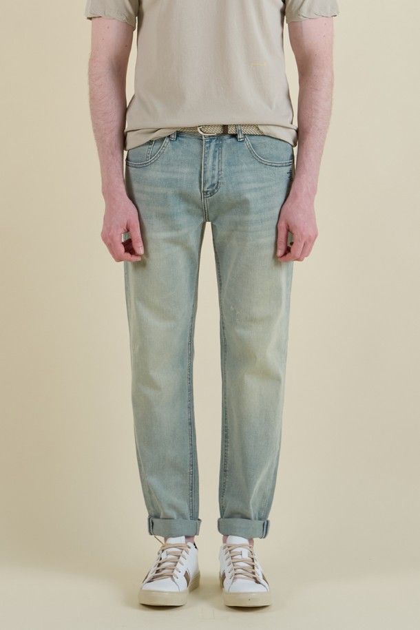 라이트블루 스티치 데님 진 M-QJEAN09는 남성을 위한 데일리 청바지입니다. 봄, 여름, 가을 계절에 적합하며, 캐주얼, 베이직 스타일을 연출할 수 있습니다. 레귤러 슬림 핏으로 제작되었으며, 부드러운 촉감이 특징입니다. 워싱과 스티치 패턴, 5포켓 디자인과 배색 스티치 디테일로 포인트를 더했습니다. 쇼핑룩, 카페룩과 같은 TPO, 캐주얼, 미니멀 스타일을 선호하는 분들께 추천합니다.
