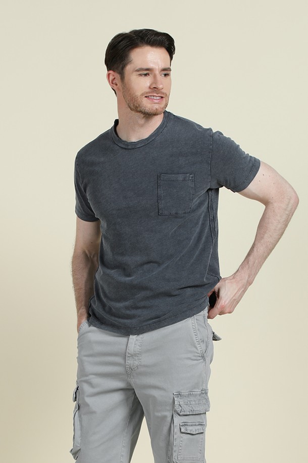 블루 가먼트 다이 코튼 포켓 데일리 티셔츠 F-HTEE63는 부드러운 촉감의 면 소재로 제작되어 편안한 착용감을 선사합니다. 빈티지한 무드를 더하는 후염 가공과 데일리룩에 활용하기 좋은 디자인, 그리고 실용적인 포켓 디테일이 특징입니다. 슬림, 레귤러, 오버핏으로 다양한 핏을 선택할 수 있으며, 블루, 카키, 차콜 세 가지 색상으로 출시되어 간절기, 여름, 겨울 등 계절에 구애받지 않고 폭넓게 활용할 수 있습니다.
