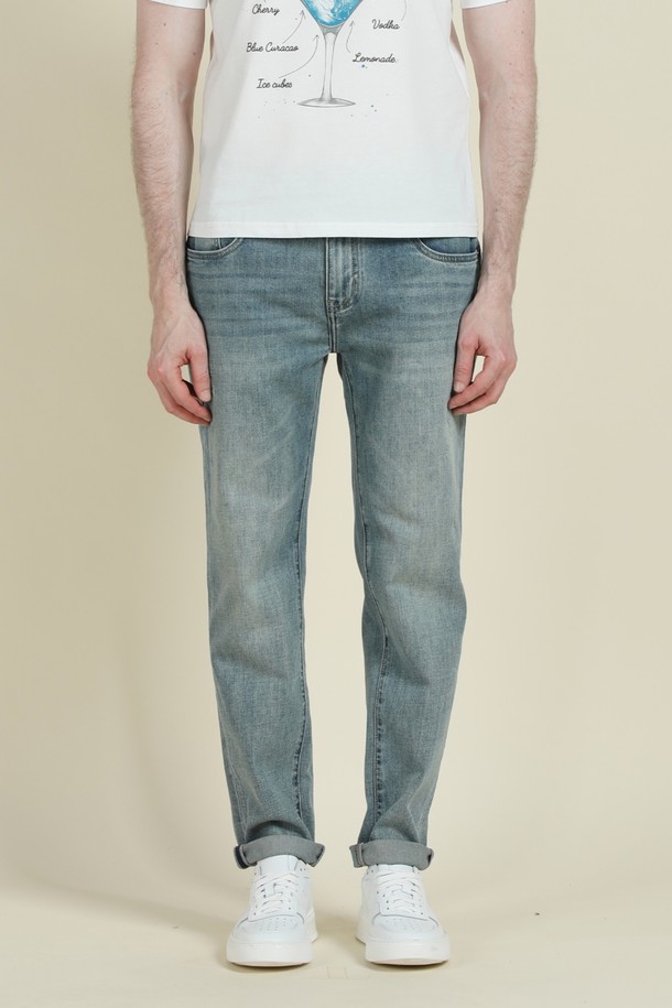 부드러운 촉감과 뛰어난 신축성을 자랑하는 M-QJEAN14 데님 진입니다. 은은한 워싱과 뒷 포켓 절개 디테일이 돋보이며, 캐주얼한 스타일을 연출하기 좋습니다. 레귤러핏, 슬림핏, 스트레이트 핏으로 다양한 핏을 제공하며, 6포켓 디자인으로 실용성을 더했습니다.
