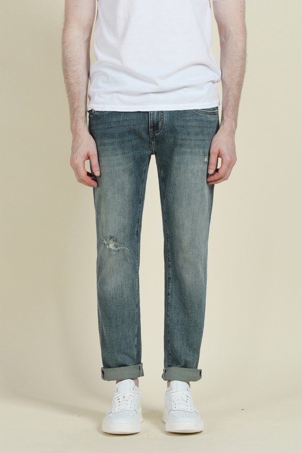 **디스트레스드 워싱 데님 진 M-QJEAN13**은 남성용 데님 진으로, 캐주얼한 스타일을 연출하기에 좋습니다. 부드러운 촉감의 면, 리오셀, 폴리에스터, 스판 혼방 소재에 은은한 워싱과 디스트레스드 디테일이 더해져 유니크한 디자인을 완성합니다. 슬림, 레귤러, 스트레이트 핏으로 다양한 체형에 맞춰 선택 가능하며, 5포켓 디자인으로 실용성을 더했습니다.
