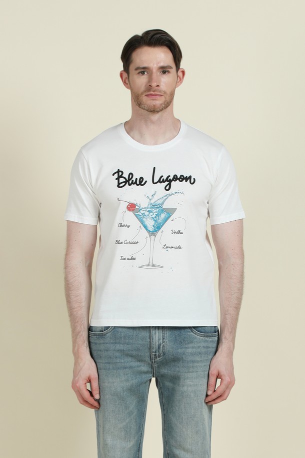 블루 라군 프린트 티셔츠 F-QTEE13은 시원한 화이트 컬러에 블루 라군 칵테일 그래픽 프린팅으로 포인트를 준 남성용 티셔츠입니다. 얇고 부드러운 면 소재로 제작되어 여름과 간절기에 쾌적하게 착용 가능하며, 슬림핏 라운드넥 디자인으로 캐주얼한 스타일을 연출합니다. 신축성이 좋아 편안한 착용감을 선사하며, 일상복으로 활용하기 좋습니다.
