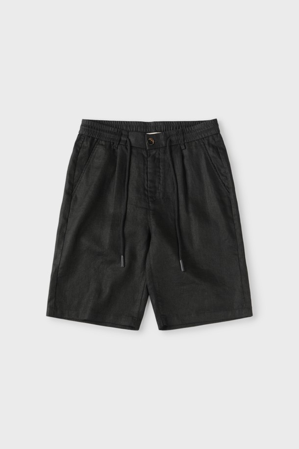 "드로우스트링 리넨 쇼츠 M-QCPT13"는 여름과 간절기에 활용하기 좋은 남성용 반바지입니다. 부드러운 촉감과 얇은 두께의 린넨 소재로 제작되어 시원하고 편안한 착용감을 선사합니다. 허리 조절이 가능한 드로우스트링 밴딩과 앞뒤 포켓 디자인으로 실용성을 더했으며, 무릎 위 기장감의 하프 스타일로 활동성을 높였습니다. 베이직하고 캐주얼한 스타일로 데일리 및 일상 용도로 적합하며, 휴가나 여행 시에도 편안하게 스타일을 연출할 수 있습니다. 슬림핏과 레귤러핏 두 가지 핏으로 출시되었으며, 블랙과 브라운 두 가지 컬러로 만나보실 수 있습니다.
