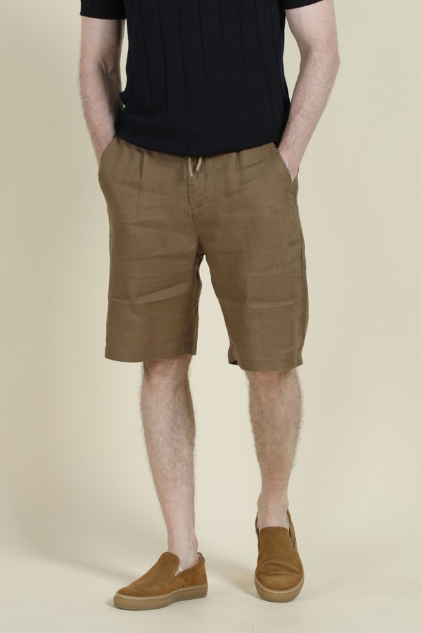 **드로우스트링 리넨 쇼츠 M-QCPT13**는 여름철 편안함과 스타일을 동시에 잡을 수 있는 남성용 반바지입니다. 블랙, 브라운, 차콜 세 가지 색상으로 출시되어 어떤 상의와도 쉽게 매치할 수 있습니다. 린넨 소재 특유의 자연스러운 촉감과 얇은 두께감으로 시원하게 착용 가능하며, 레귤러핏으로 편안한 착용감을 제공합니다. 드로우스트링과 하프 밴딩으로 허리 사이즈 조절이 용이하며, 앞뒤 포켓과 뒷주머니 봉제 제거 가능 디테일로 실용성을 더했습니다. 동네 마실룩, 휴가룩, 여행룩 등 다양한 상황에서 캐주얼하고 미니멀한 스타일을 연출해보세요.
