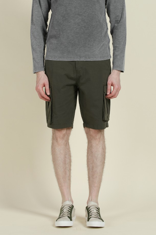 워싱 처리된 면혼방 소재의 남성용 카고 반바지입니다. 부드러운 촉감의 면 98%, 스판덱스 2% 혼방으로 편안한 착용감을 제공하며, 캐주얼한 스타일로 일상에서 활용하기 좋습니다. 레귤러핏에 무릎 위 기장으로 시원하며, 카고 포켓 디자인으로 실용성을 더했습니다.
