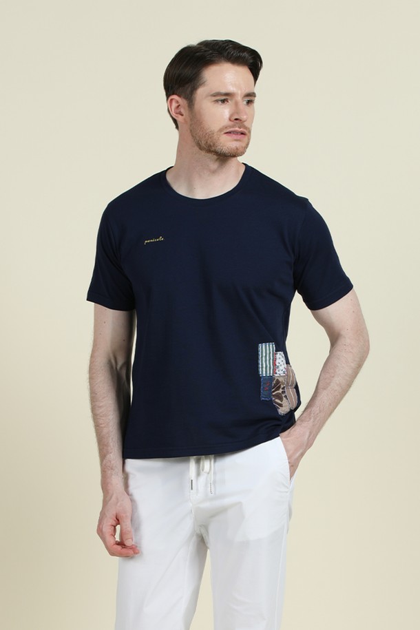 네이비 컬러의 코튼 소재로 제작된 남성용 코튼 패치워크 로고 티셔츠 F-QTEE14입니다. 부드러운 촉감과 신축성 있는 면 소재로 여름철 시원하고 편안하게 착용할 수 있으며, 슬림핏 라운드넥 디자인이 특징입니다. 다양한 하의와 매치하여 캐주얼하고 베이직한 스타일을 연출할 수 있습니다.
