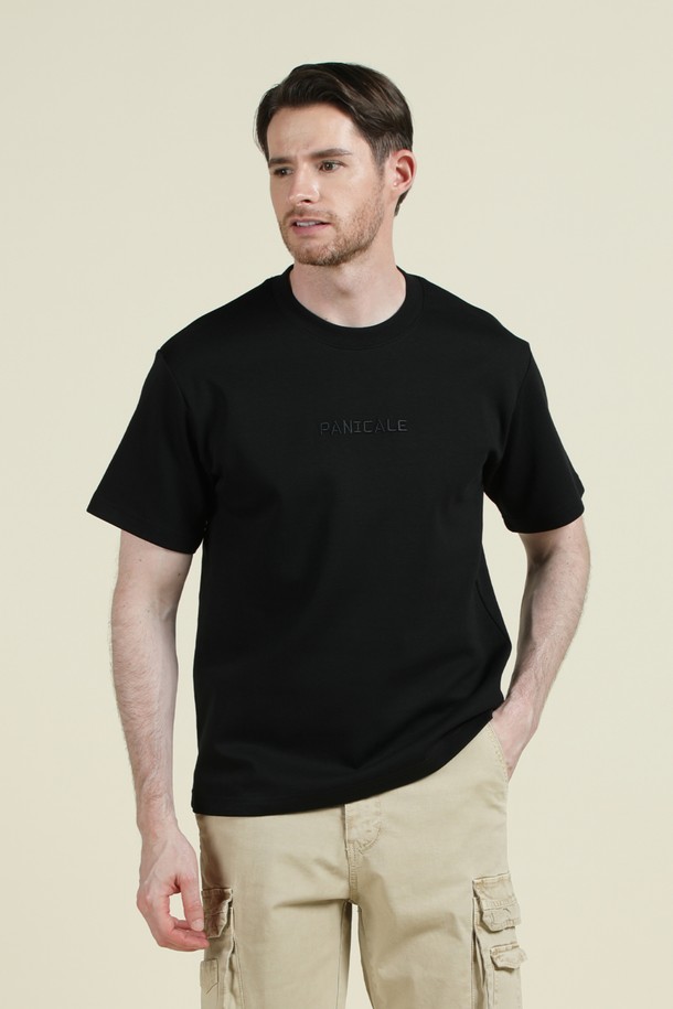 블랙과 화이트 색상으로 출시된 남성용 로고 반팔 티셔츠 M-QTEE22입니다. 비스코스, 폴리에스터, 스판 혼방 소재로 제작되어 부드러운 촉감과 얇은 두께감으로 여름, 간절기에 시원하게 착용하기 좋습니다. 여유 있는 오버핏 실루엣과 중간 신축성, 앞면 로고 자수 포인트가 돋보이는 베이직 캐주얼 스타일의 티셔츠입니다.
