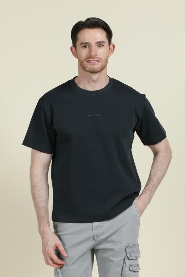 로고 반팔 티셔츠 M-QTEE23은 부드러운 촉감과 쾌적한 착용감을 선사하는 남녀 공용 상의입니다. 화이트와 차콜 두 가지 색상으로 출시되었으며, 여름과 간절기에 활용하기 좋은 베이직 스타일의 레귤러 핏 티셔츠입니다. 폴리에스터, 리오셀, 면, 스판 혼방 소재로 제작되어 신축성이 뛰어나 편안하게 활동할 수 있으며, 여유 있는 실루엣을 연출합니다.
