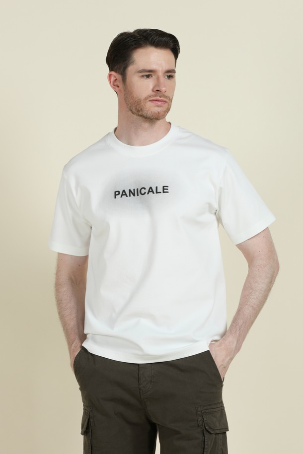 그라데이션 로고 반팔 티셔츠 M-QTEE24는 부드러운 촉감의 화이트 컬러 남성용 반팔 티셔츠입니다. 여름과 간절기에 적합하며, 오버핏 또는 슬림 레귤러 핏으로 연출 가능합니다. 전면에 그라데이션 효과의 로고 프린트가 특징이며, 단정한 라운드넥과 깔끔한 실루엣으로 캐주얼하고 베이직한 스타일을 연출합니다.
