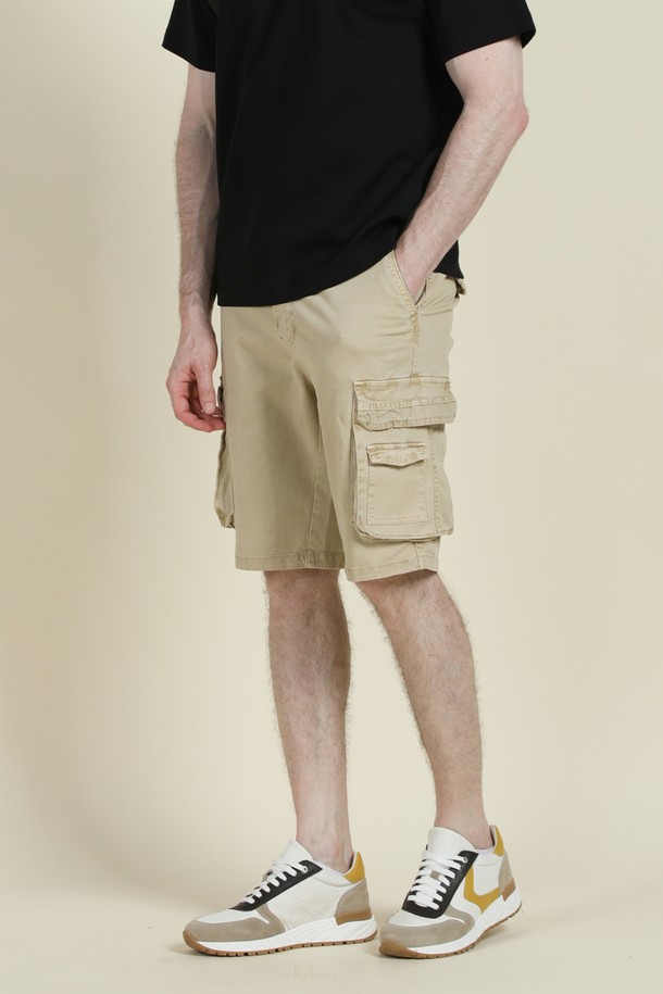 워시드 면혼방 카고 쇼츠 M-QCPT24는 여름철 캐주얼 스타일을 연출하기 좋은 남성용 반바지입니다. 부드러운 면과 스판 혼방 소재로 제작되어 편안한 착용감을 선사하며, 레귤러핏으로 자연스러운 실루엣을 연출합니다. 그레이와 베이지 두 가지 색상으로 제공되며, 측면 카고 포켓과 작은 포켓 디테일, 무릎 위 기장, 자연스러운 워싱 처리가 특징입니다.
