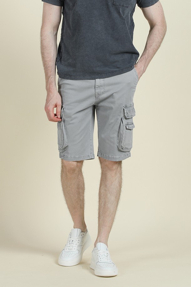 워시드 면혼방 카고 쇼츠 M-QCPT24는 여름철 시원하게 즐길 수 있는 남성용 카고 쇼츠입니다. 부드러운 면과 스판덱스 혼방 소재로 편안한 착용감을 제공하며, 레귤러핏으로 제작되어 활동성을 높였습니다. 워싱 가공된 무지 디자인에 카고 포켓과 허벅지 부분의 작은 포켓 디테일을 더해 빈티지하면서도 캐주얼한 스타일을 연출합니다.
