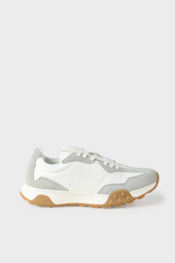 스웨이드 레더 스니커즈 M-QFO11은 라이트 그레이 컬러의 남성용 스니커즈입니다. 사계절 내내 활용 가능한 데일리 슈즈로, 견고한 구조감과 부드러운 스웨이드 가죽 소재로 편안한 착용감을 선사합니다. 3.5cm 굽 높이와 입체적인 러버 아웃솔 디자인이 특징이며, 측면에 배색 디테일을 더해 캐주얼하면서도 트렌디한 실루엣을 연출합니다. 동네 마실룩이나 산책룩에 매치하여 미니멀, 클래식 스타일을 완성해 보세요.
