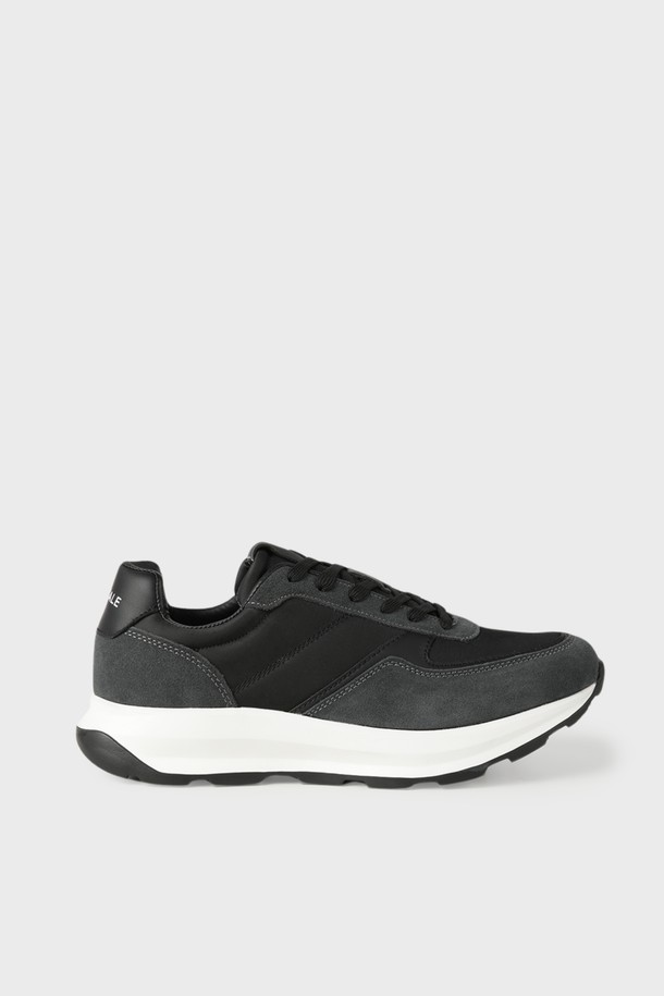 스웨이드 레더 스니커즈 M-QFO09는 남성을 위한 스니커즈로, 일상 및 캐주얼 스타일 모두에 적합합니다. 블랙 컬러의 라운드 앞코 디자인으로, 유연한 착용감과 고급스러운 스웨이드 가죽의 질감을 느낄 수 있습니다. 플랫 굽에 로고 패턴이 돋보이며 끈으로 여미는 방식입니다. 데이트룩, 쇼핑룩 등 다양한 TPO에, 캐주얼, 미니멀, 클래식 스타일을 연출하기 좋습니다. 견고한 고무 아웃솔과 세련된 디자인이 특징입니다.
