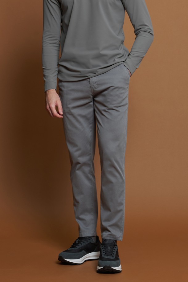 "드로우스트링 면혼방 트윌 팬츠 M-QCPT23"는 남성용 트윌 팬츠입니다. 부드러운 촉감의 면과 스판덱스 혼방 소재로 제작되어 편안한 착용감을 제공하며, 레귤러핏과 슬림핏 두 가지 핏으로 출시되었습니다. 그레이와 베이지 색상으로 구성되어 있어 다양한 상의와 매치하기 용이하며, 캐주얼한 스타일을 연출하기 좋습니다. 드로우스트링 허리 밴딩과 5포켓 디테일로 실용성을 더했으며, 여름, 간절기, 겨울까지 착용 가능한 활용도 높은 아이템입니다. 데이트룩, 겨울 데일리룩 등 다양한 TPO에 활용할 수 있으며, 캐주얼, 미니멀, 클래식 스타일을 즐기는 분들께 추천합니다.
