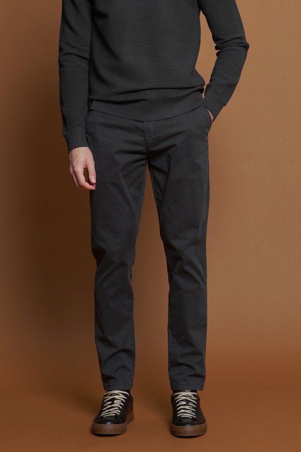 차콜과 네이비 두 가지 색상으로 만나볼 수 있는 스트라이프 밴딩 팬츠 M-QCPT17 입니다. 면과 스판 혼방 소재로 제작되어 부드러운 촉감과 편안한 착용감을 선사하며, 레귤러 슬림핏으로 깔끔한 핏을 연출합니다. 드로우스트링 허리 밴딩과 사이즈 조절 가능한 디자인으로 활동성을 높였으며, 캐주얼한 데일리룩, 동네 마실룩, 여행룩 등 다양한 TPO에 활용하기 좋습니다. 스트라이프 패턴과 포켓 디테일이 돋보이며, 간절기, 여름, 겨울 시즌에 두루 활용할 수 있어 실용적입니다.
