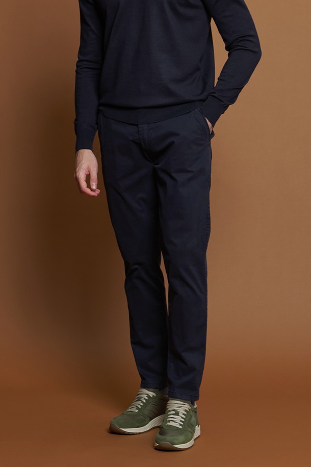 차분한 분위기의 "스트라이프 밴딩 팬츠 M-QCPT17"는 데일리 캐주얼룩을 위한 최적의 선택입니다. 부드러운 면과 스판 혼방 소재로 제작되어 편안한 착용감을 선사하며, 허리 밴딩과 드로우스트링으로 사이즈 조절이 용이합니다. 레귤러 슬림핏으로 제작되어 깔끔한 실루엣을 연출하며, 차콜과 네이비 두 가지 컬러로 만나보실 수 있습니다. 집콕룩, 산책룩 등 다양한 TPO에 활용하기 좋으며, 캐주얼, 미니멀, 클래식 스타일을 즐겨 입는 분들께 추천합니다.
