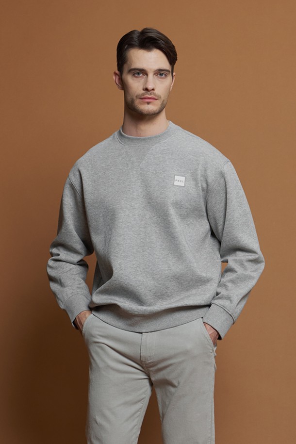 미니 로고 스웨트셔츠 M-QTEE54는 남성용 스웨트셔츠로, 간절기에 활용하기 좋은 데일리 및 캐주얼 스타일의 제품입니다. 부드러운 촉감의 면과 폴리에스터 혼방 소재로 제작되었으며, 레귤러핏과 라운드넥 디자인으로 편안한 착용감을 제공합니다. 가슴 부분의 로고 자수와 V 스티치 디테일로 포인트를 더했으며, 그레이 컬러에 긴 소매 기장으로 다양한 스타일 연출이 가능합니다. 데님 팬츠와 잘 어울리며, 아우터 안에 이너로 활용하여 미니멀하고 클래식한 분위기를 낼 수 있습니다. 집콕룩이나 산책룩으로 편안하게 착용하기 좋습니다.
