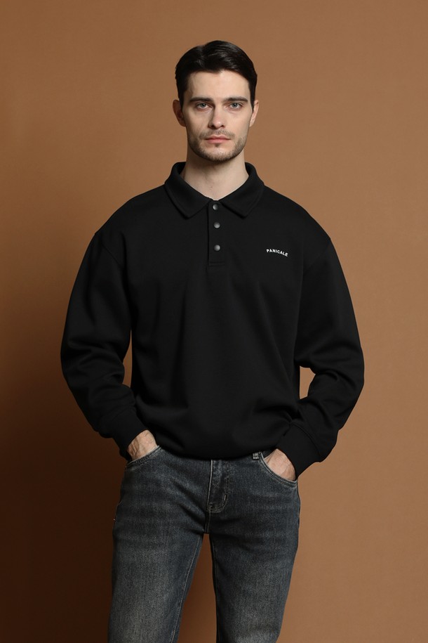 M-QTEE52 레귤러핏 캐주얼 폴로 티셔츠는 남성용 상의입니다. 봄, 가을에 착용하기 좋으며, 일상, 출근룩, 비즈니스 캐주얼에 적합합니다. 부드러운 면 소재에 무지 디자인으로, 레귤러핏과 긴 소매, 폴로넥이 특징입니다. 캐주얼, 클래식, 미니멀 스타일을 모두 아우르며, 버튼 디테일로 포인트를 더했습니다.
