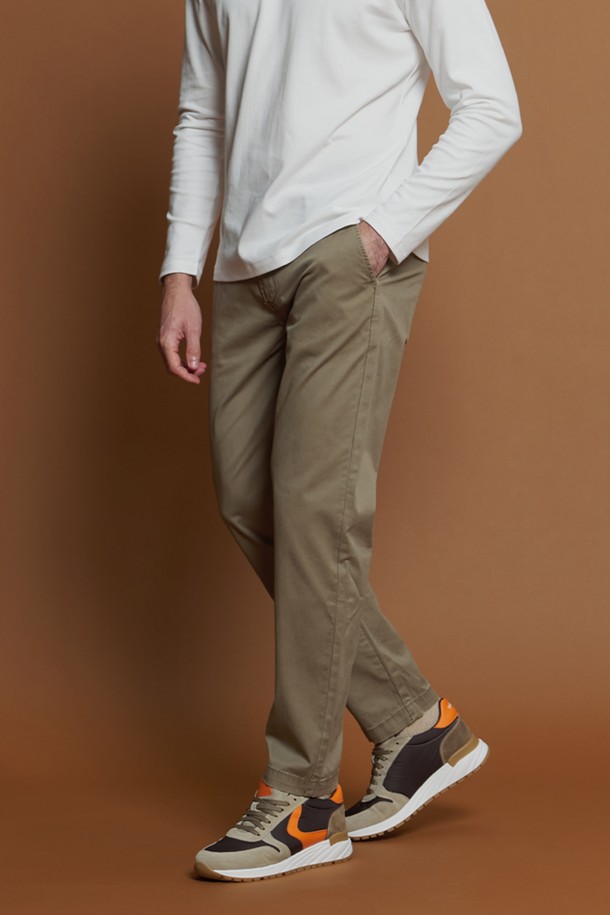 레귤러슬림핏 코튼 팬츠 M-QCPT50는 남성용 코튼 팬츠입니다. 차콜, 블랙, 그레이 베이지, 카키 4가지 색상으로 출시되어 데일리룩에 활용하기 좋습니다. 면과 스판덱스 혼방 소재로 제작되어 부드러운 촉감과 편안한 착용감을 제공하며, 신축성이 있어 활동성을 높였습니다. 레귤러핏과 슬림핏 두 가지 핏으로 출시되었으며, 무지 디자인에 뒷면 로고 패치와 앞뒤 포켓으로 실용성을 더했습니다. 동네 마실룩, 출근룩 등 캐주얼, 미니멀, 클래식 스타일을 연출하기에 적합합니다.
