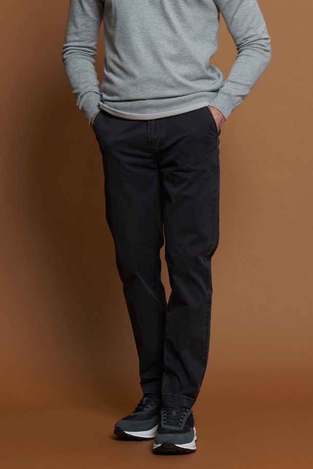 레귤러슬림핏 코튼 팬츠 M-QCPT50은 남성용 코튼 팬츠입니다. 차콜, 블랙, 그레이 베이지, 카키 4가지 색상으로 출시되어 데일리룩, 출근룩, 비즈니스 캐주얼 등 다양한 TPO에 활용하기 좋습니다. 면과 스판덱스 혼방 소재로 제작되어 사계절 내내 편안하게 착용 가능하며, 레귤러핏과 슬림핏의 중간인 레귤러슬림핏으로 제작되어 캐주얼, 미니멀, 클래식 스타일을 연출하기 좋습니다. 무지 디자인에 뒷면 로고 패치와 앞뒤 포켓 구성으로 실용성을 더했습니다. 신축성이 있어 활동성이 뛰어나며, 밴딩 없이 깔끔한 핏을 연출합니다.
