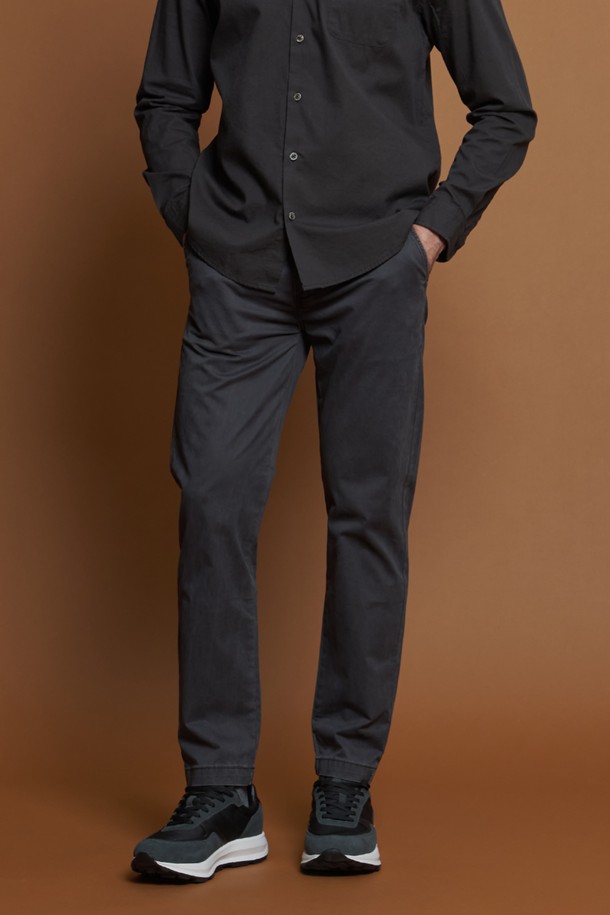 레귤러슬림핏 코튼 팬츠 M-QCPT50은 남성용 코튼 팬츠로, 차콜, 블랙, 그레이 베이지, 카키 등 4가지 다채로운 색상으로 출시되었습니다. 데일리룩은 물론 출근룩과 비즈니스 캐주얼에도 활용하기 좋은 베이직하고 캐주얼한 스타일의 긴 바지입니다. 면과 스판덱스 혼방 소재로 제작되어 부드러운 촉감과 신축성을 제공하며, 레귤러핏과 슬림핏을 함께 즐길 수 있습니다. 뒷면 로고 패치와 앞뒤 포켓 구성은 물론, 뒷주머니 봉제 제거가 가능하여 편안함과 실용성을 더했습니다.
