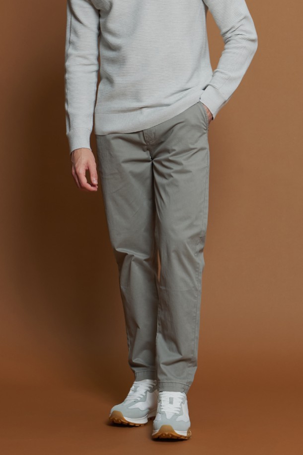 레귤러슬림핏 코튼 팬츠 M-QCPT50는 남성용 코튼 팬츠입니다. 차콜, 블랙, 그레이 베이지, 카키 등 4가지 색상으로 출시되어 데일리룩과 캐주얼룩에 모두 활용 가능합니다. 면과 스판덱스 혼방으로 제작되어 사계절 내내 편안하게 착용할 수 있으며, 레귤러핏과 슬림핏의 중간인 레귤러슬림핏으로 제작되어 다리가 길어 보이는 효과를 줍니다. 뒷면 로고 패치와 앞뒤 포켓 구성, 뒷주머니 봉제 제거 가능 등 디테일한 부분까지 신경 썼습니다. 출근룩, 모임룩 등 다양한 TPO에 맞춰 캐주얼, 미니멀, 클래식 스타일을 연출해보세요.
