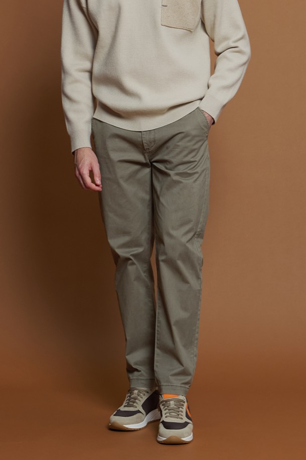 레귤러 슬림 핏 코튼 팬츠 M-QCPT50은 남성용 코튼 팬츠입니다. 차콜, 블랙, 그레이 베이지, 카키 4가지 색상으로 출시되었으며, 데일리 및 캐주얼 스타일링에 적합합니다. 봄, 가을, 겨울 간절기까지 폭넓게 활용 가능하며, 면과 스판덱스 혼방 소재로 부드러운 촉감을 선사합니다. 슬림 핏과 레귤러 핏, 스트레이트 핏으로 출시되어 원하는 핏을 선택할 수 있으며, 뒷면 로고 패치와 앞, 뒤 포켓으로 실용성을 더했습니다. 출근룩으로도 손색없는 미니멀하고 클래식한 디자인의 코튼 팬츠입니다.
