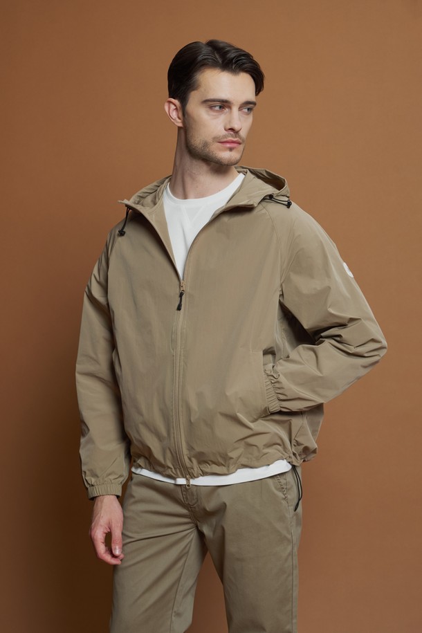 가볍고 편안한 착용감의 남성용 라이트 후드 윈드브레이커 M-QCJP63입니다. 베이지, 블랙, 그레이 3가지 색상으로 출시되어 일상 및 우천 시에도 활용도가 높습니다. 봄, 가을 간절기에 적합하며, 방수 기능성 원단과 후드 디자인으로 실용성을 더했습니다. 슬림핏과 레귤러핏으로 출시되어 취향에 맞게 선택 가능하며, 소매 로고 디테일과 후드 및 밑단 조임끈이 스포티하면서도 캐주얼한 스타일을 연출합니다. 가볍고 경량 소재로 제작되어 동네 마실룩, 여행룩, 산책룩 등 다양한 TPO에 매치하기 좋습니다.
