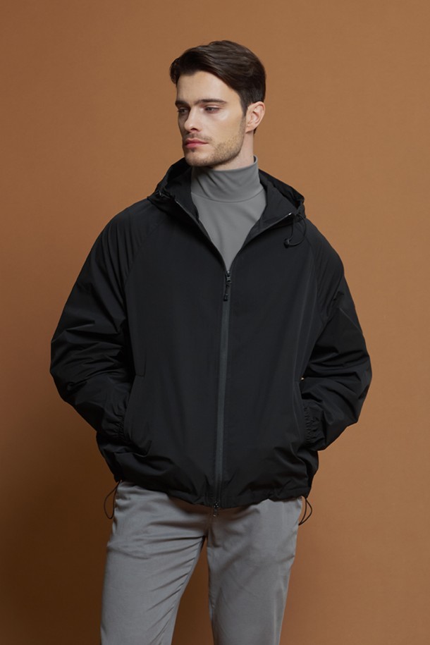 남성용 라이트 후드 윈드브레이커 M-QCJP63입니다. 베이지, 블랙, 그레이 3가지 색상으로 출시되었으며, 간절기에 활용하기 좋은 얇은 두께의 폴리에스터 소재로 제작되었습니다. 후드 디자인과 소매 로고 디테일, 후드와 밑단 조임 끈으로 실용성을 더했으며, 레귤러핏과 슬림핏으로 폭넓은 스타일 연출이 가능합니다. 캐주얼, 스포티, 미니멀한 스타일을 즐겨 입는 분들께 추천하며, 방수 기능을 갖춰 갑작스러운 날씨 변화에도 쾌적하게 착용할 수 있습니다.
