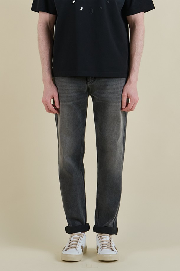 빈티지 워싱 데님 팬츠 M-QJEAN06는 남성용 데님 팬츠입니다. 그레이 컬러에 빈티지하고 캐주얼한 스타일을 더했으며, 여름, 간절기, 겨울까지 폭넓게 활용할 수 있습니다. 면, 폴리에스테르, 비스코스, 스판 혼방 소재로 제작되어 부드러운 촉감과 편안한 착용감을 제공합니다. 레귤러 슬림핏으로 제작되었으며, 5포켓 디자인에 밑단 디스트레스드 처리로 포인트를 더했습니다. 스트레치성이 뛰어나 활동성이 좋고, 캐주얼, 미니멀 스타일을 즐겨 입는 분들께 추천합니다.
